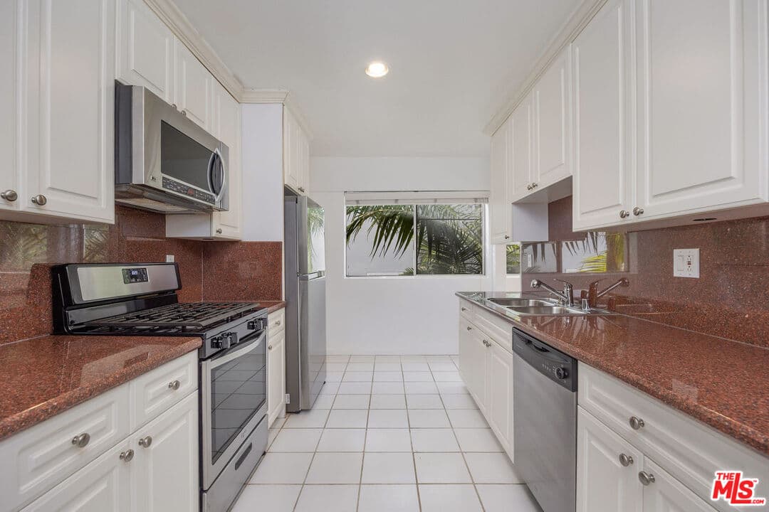 2 bd, 2 ba Apartment in Beverly Hills, CA — $5,295/mo — photo 2