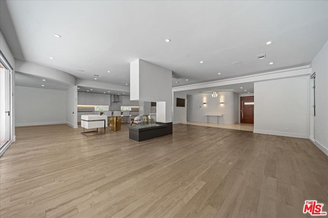 4 bd, 3 ba House in Los Angeles, CA — $16,950/mo — photo 2