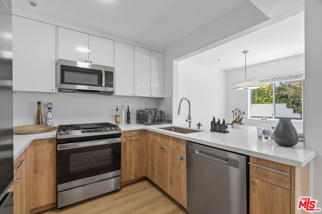1 bd, 1 ba Townhouse in Pacific Palisades, CA — $3,542/mo — photo 2