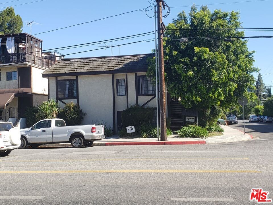 1 bd, 1 ba Townhouse in Sherman Oaks, CA — $2,095/mo — photo 2