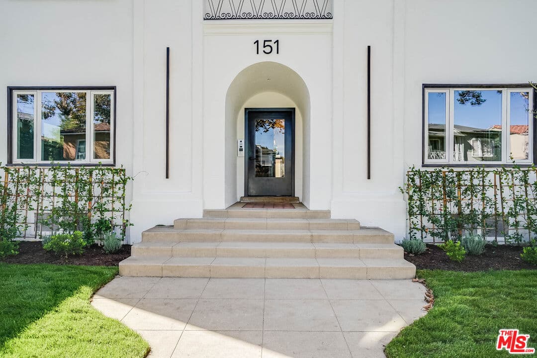 1 bd, 1 ba Townhouse in Beverly Hills, CA — $3,100/mo — photo 2