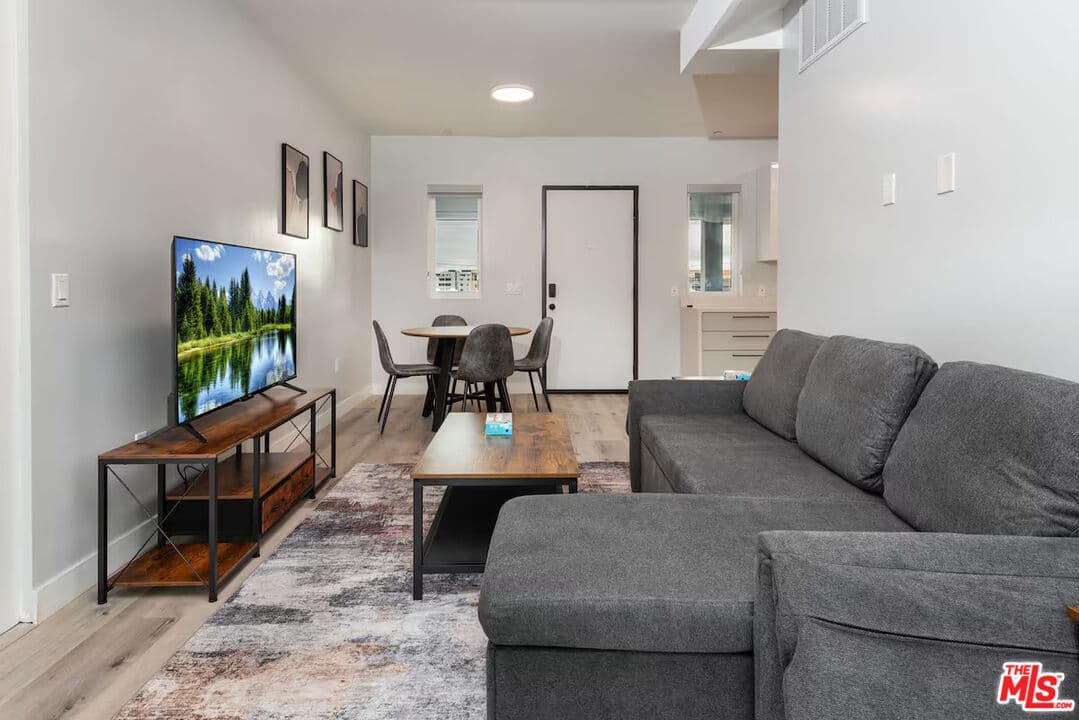 1 bd, 1 ba Apartment in Los Angeles, CA — $2,400/mo — photo 1