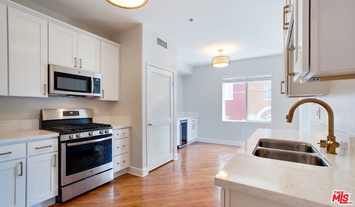 3 bd, 3 ba Condo in Los Angeles, CA — $7,921/mo — photo 2