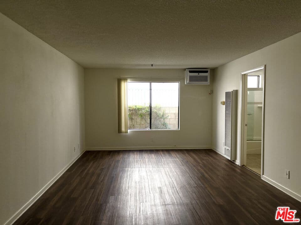 Studio, 1 ba Townhouse in Los Angeles, CA — $1,875/mo — photo 2