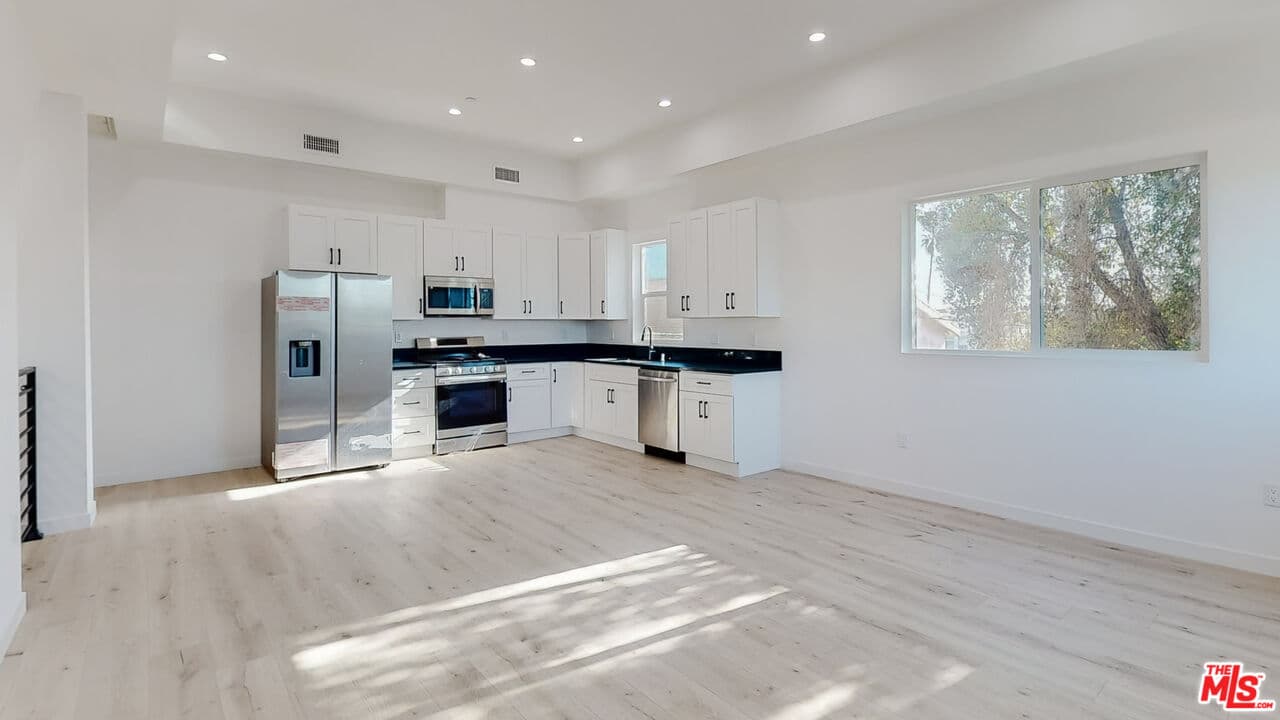 4 bd, 4 ba Townhouse in Los Angeles, CA — $4,583/mo — photo 2