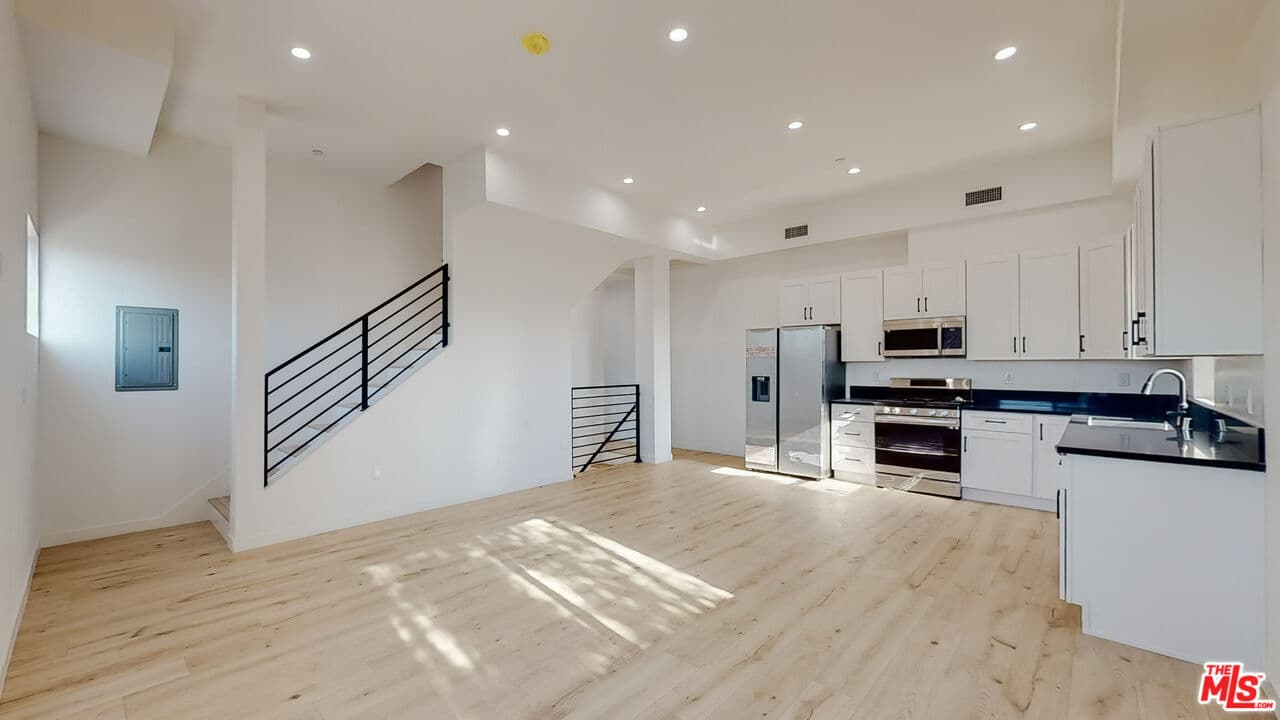4 bd, 4 ba Townhouse in Los Angeles, CA — $4,583/mo — photo 1