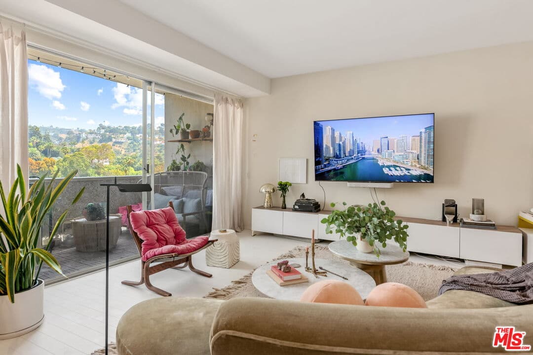 1 bd, 2 ba Condo in Los Angeles, CA — $6,000/mo — photo 2