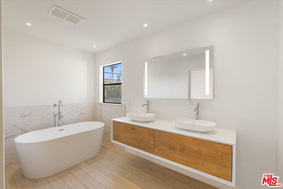 2 bd, 2 ba Condo in Los Angeles, CA — $4,200/mo — photo 1