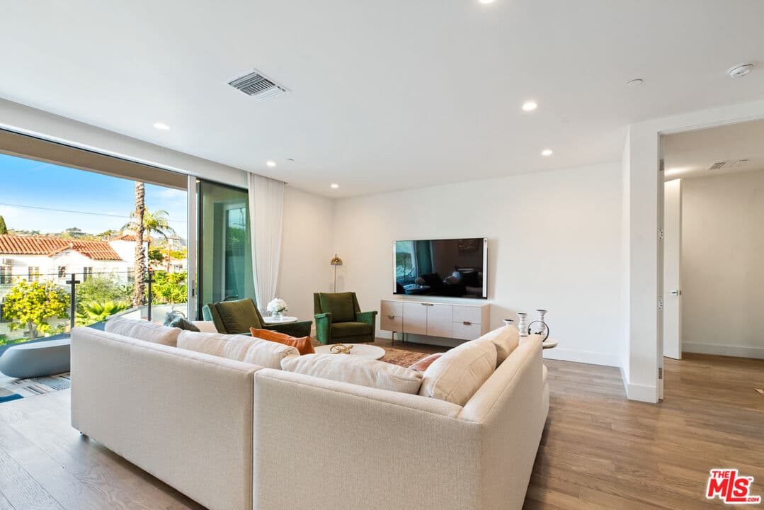 2 bd, 3 ba Condo in Los Angeles, CA — $9,500/mo — photo 2