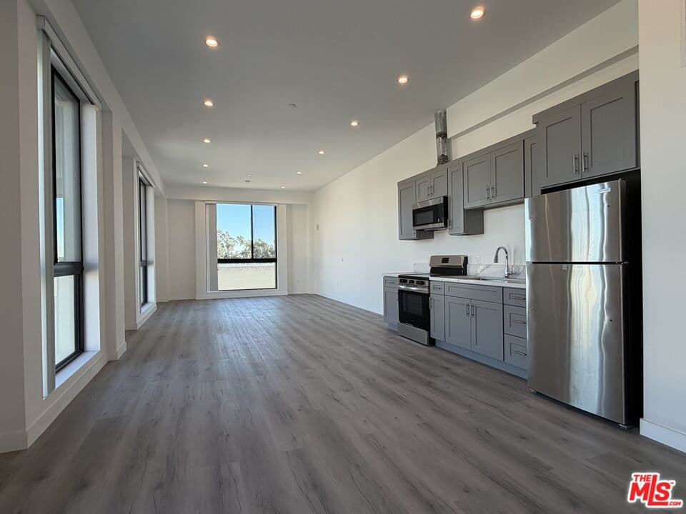 Studio, 1 ba Apartment in Los Angeles, CA — $2,050/mo — photo 2
