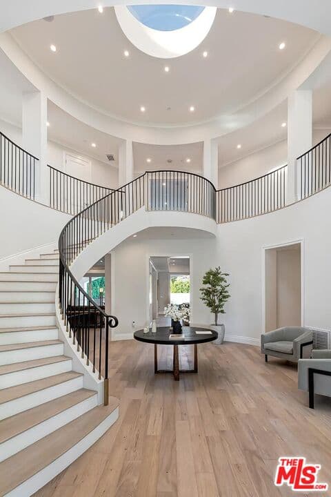 7 bd, 10 ba House in Beverly Hills, CA — $85,000/mo — photo 2