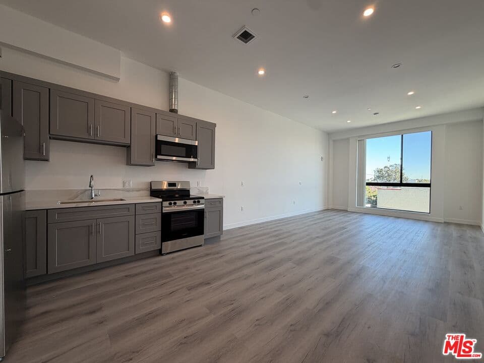 Studio, 1 ba Apartment in Los Angeles, CA — $1,675/mo — photo 2