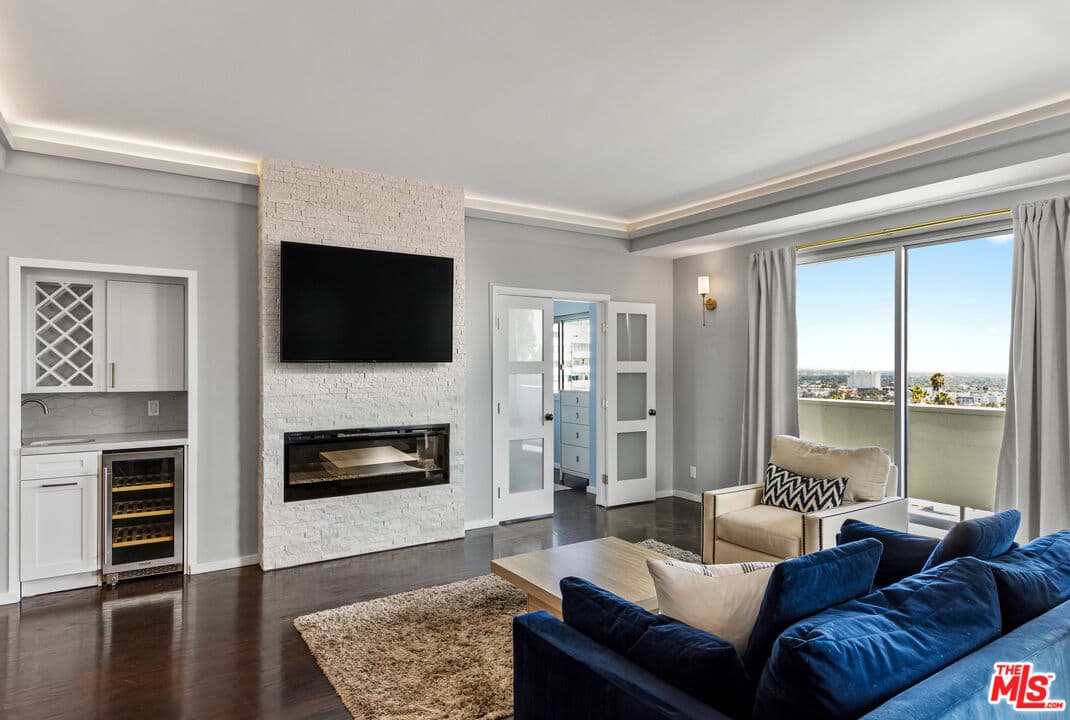 2 bd, 2 ba Condo in Los Angeles, CA — $6,000/mo — photo 2