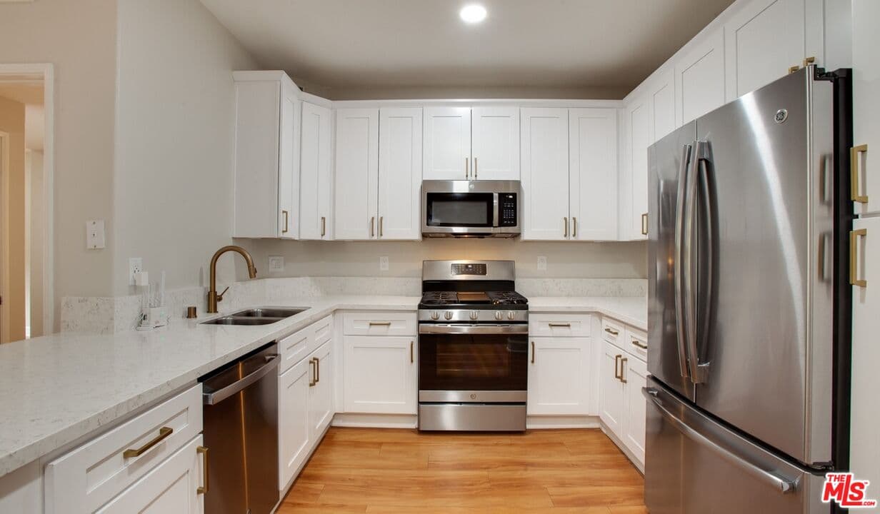 2 bd, 2 ba Condo in Los Angeles, CA — $4,225/mo — photo 2