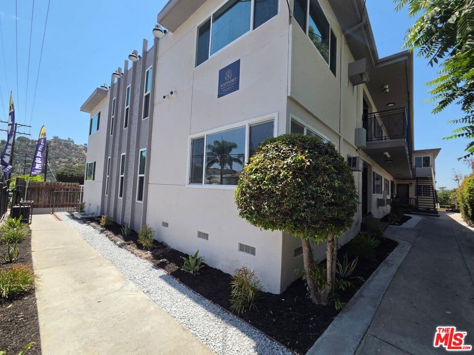 2 bd, 1 ba Apartment in Los Angeles, CA — $2,200/mo — photo 1