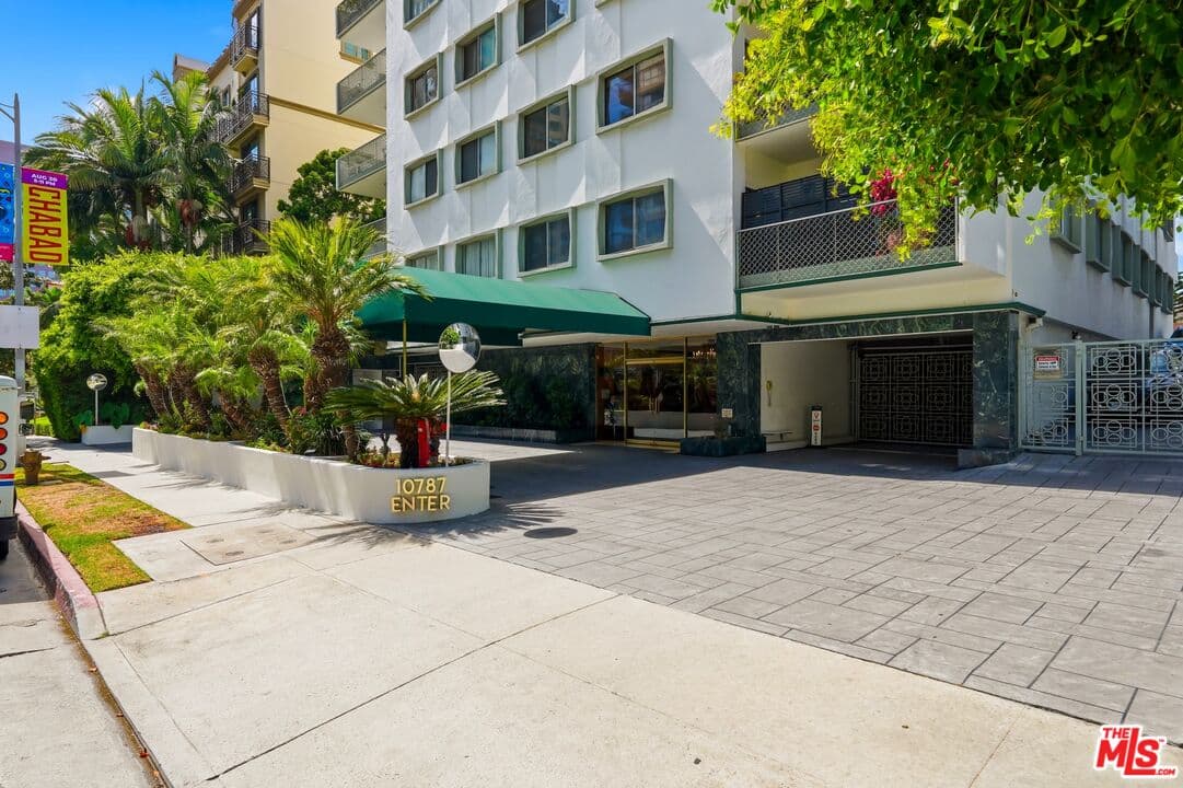 3 bd, 3 ba Condo in Los Angeles, CA — $5,200/mo — photo 2