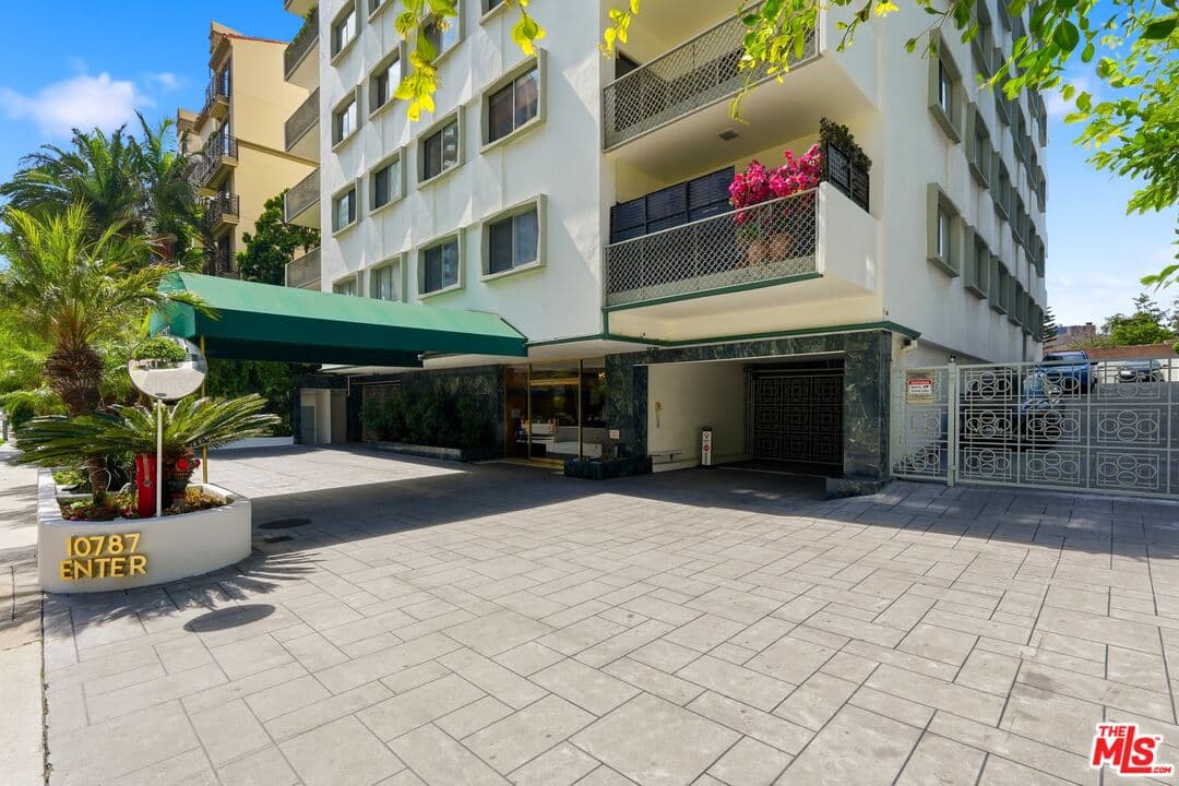 3 bd, 3 ba Condo in Los Angeles, CA — $5,200/mo — photo 1