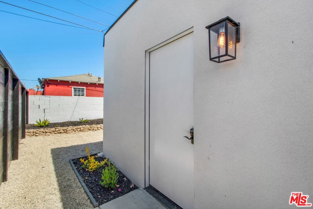 Studio, 1 ba House in Los Angeles, CA — $1,850/mo — photo 2