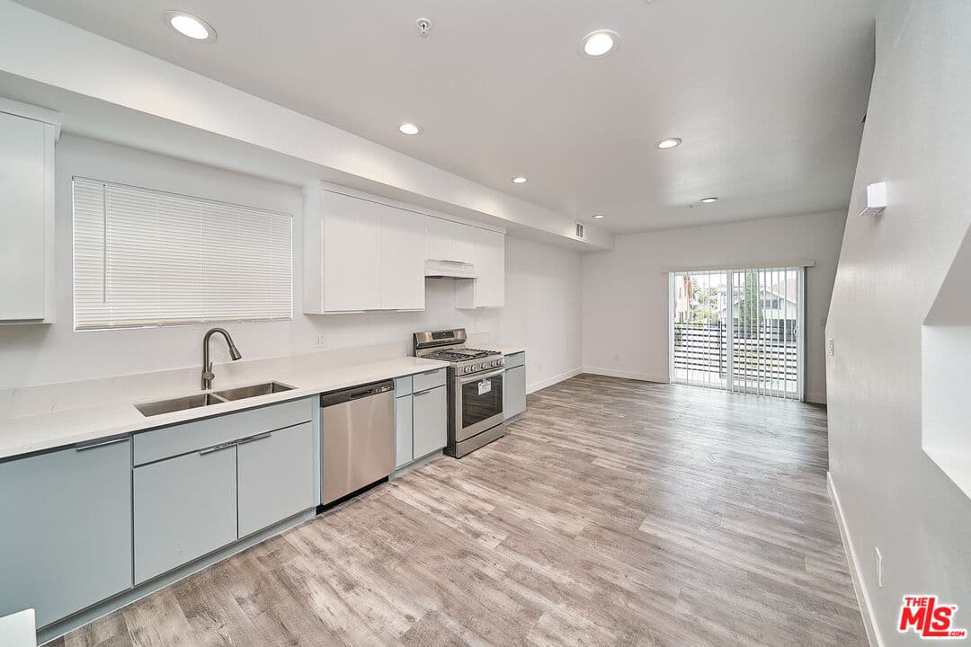 6 bd, 4 ba Townhouse in Los Angeles, CA — $4,000/mo — photo 2