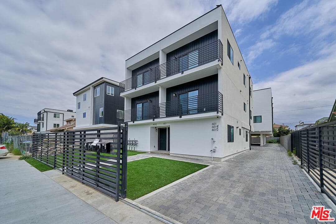 6 bd, 4 ba Townhouse in Los Angeles, CA — $4,000/mo — photo 1