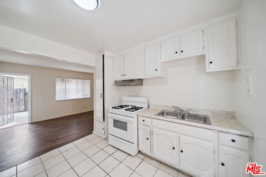 2 bd, 1 ba Apartment in Los Angeles, CA — $1,745/mo — photo 2