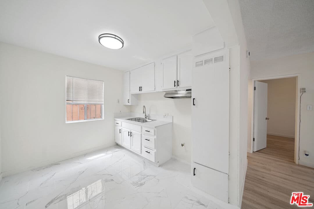2 bd, 1 ba Apartment in Los Angeles, CA — $1,845/mo — photo 2