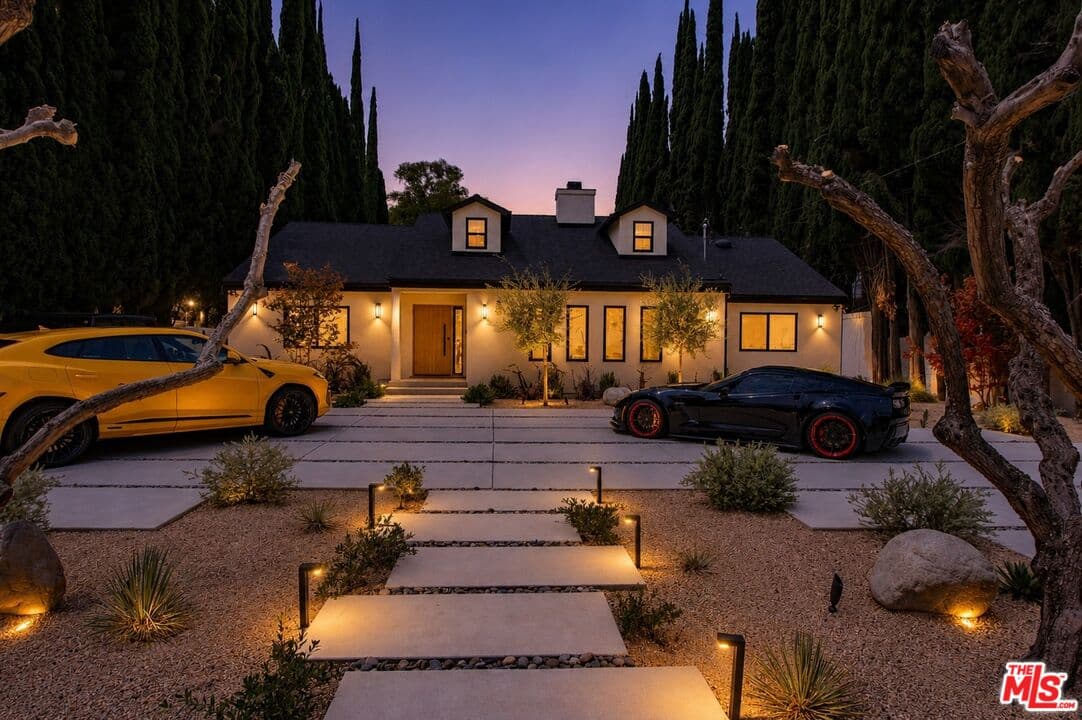 7 bd, 5 ba House in Woodland Hills, CA — $17,000/mo — photo 1