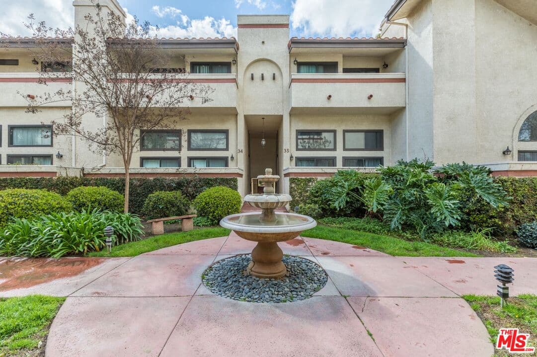 3 bd, 3 ba Condo in Lake Balboa, CA — $3,775/mo — photo 2