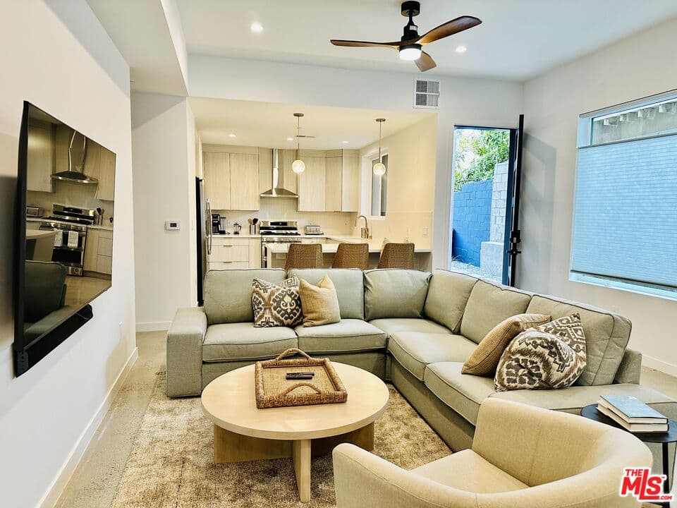 3 bd, 4 ba Townhouse in Inglewood, CA — $5,900/mo — photo 1
