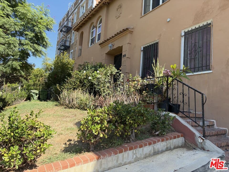 2 bd, 1 ba Townhouse in Los Angeles, CA — $2,795/mo — photo 2
