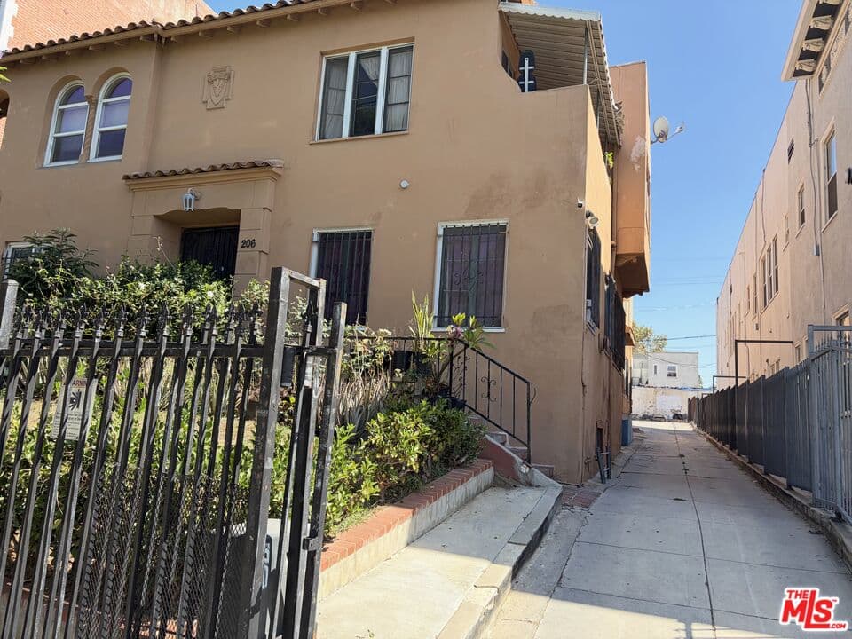 2 bd, 1 ba Townhouse in Los Angeles, CA — $2,795/mo — photo 1