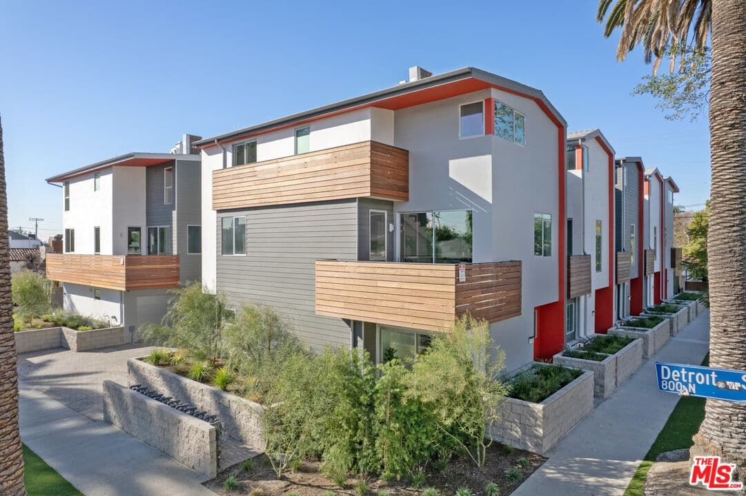 3 bd, 4 ba Townhouse in Los Angeles, CA — $6,750/mo — photo 2