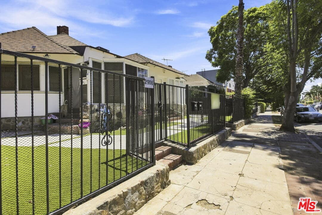 5 bd, 3 ba Townhouse in Los Angeles, CA — $4,295/mo — photo 2