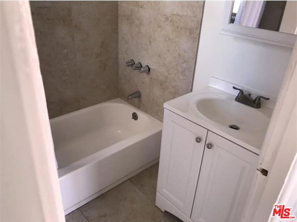 1 bd, 1 ba Townhouse in Los Angeles, CA — $2,289/mo — photo 2