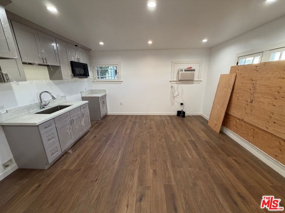 1 bd, 2 ba Townhouse in Los Angeles, CA — $1,800/mo — photo 2