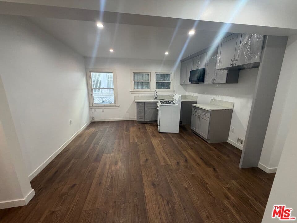 2 bd, 1 ba Townhouse in Los Angeles, CA — $2,400/mo — photo 1