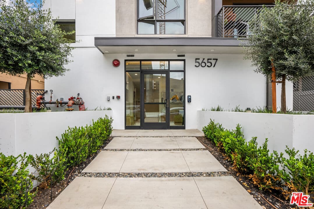 3 bd, 3 ba Apartment in Los Angeles, CA — $4,308/mo — photo 2