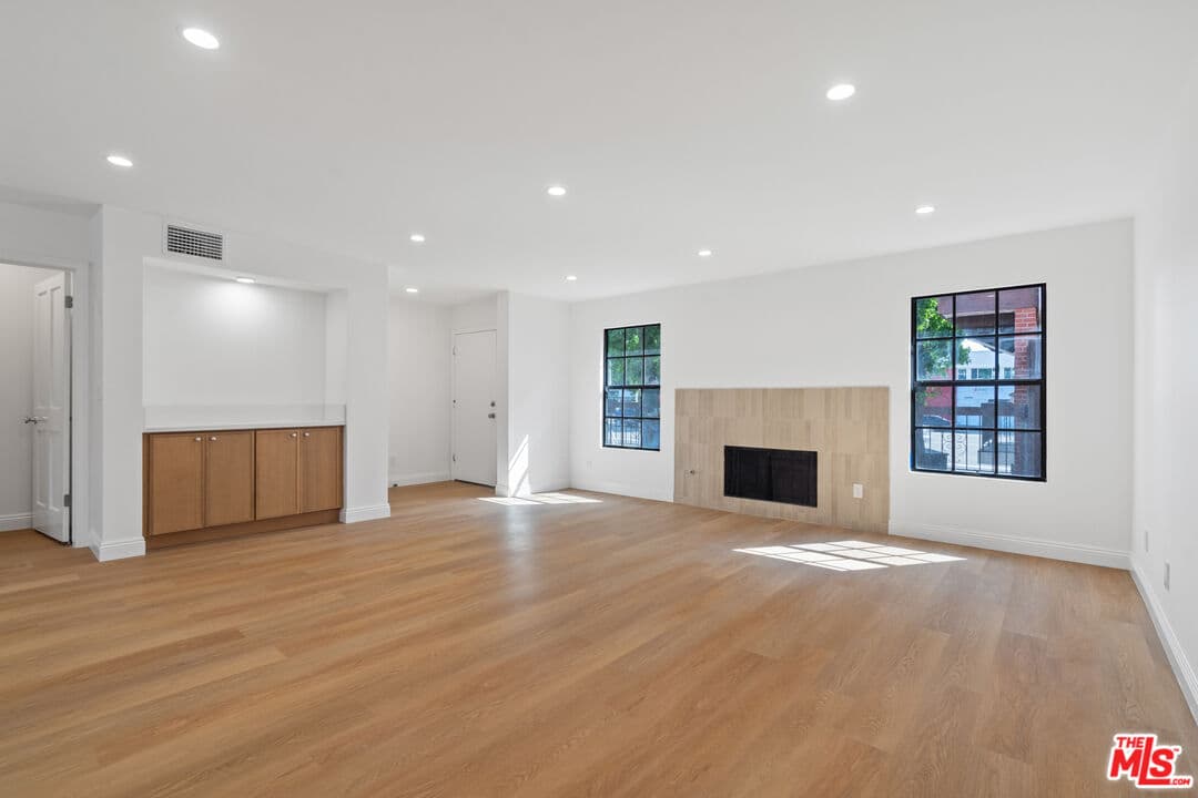 2 bd, 3 ba Condo in Los Angeles, CA — $5,469/mo — photo 2