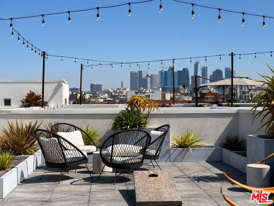 Studio, 1 ba Townhouse in Los Angeles, CA — $2,400/mo — photo 2