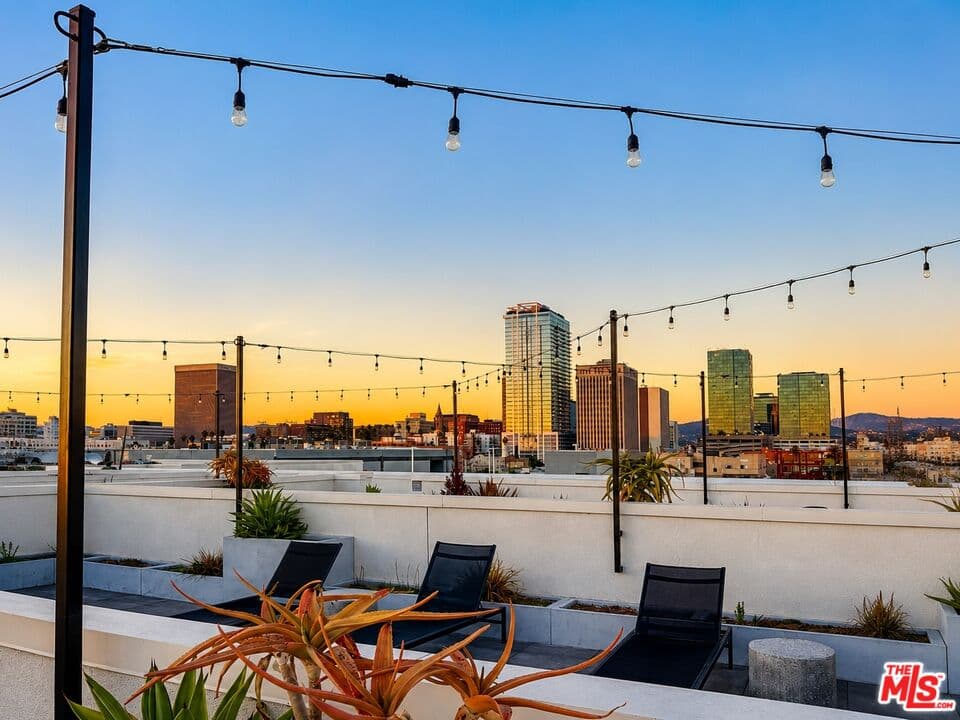Studio, 1 ba Townhouse in Los Angeles, CA — $2,400/mo — photo 1