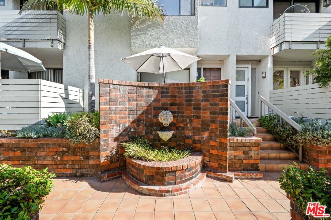 2 bd, 3 ba Townhouse in Los Angeles, CA — $5,795/mo — photo 2