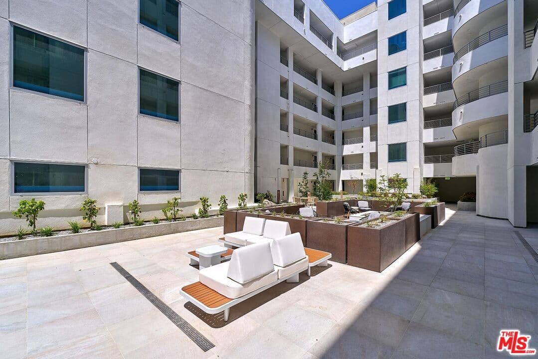 2 bd, 2 ba Apartment in Los Angeles, CA — $5,750/mo — photo 2