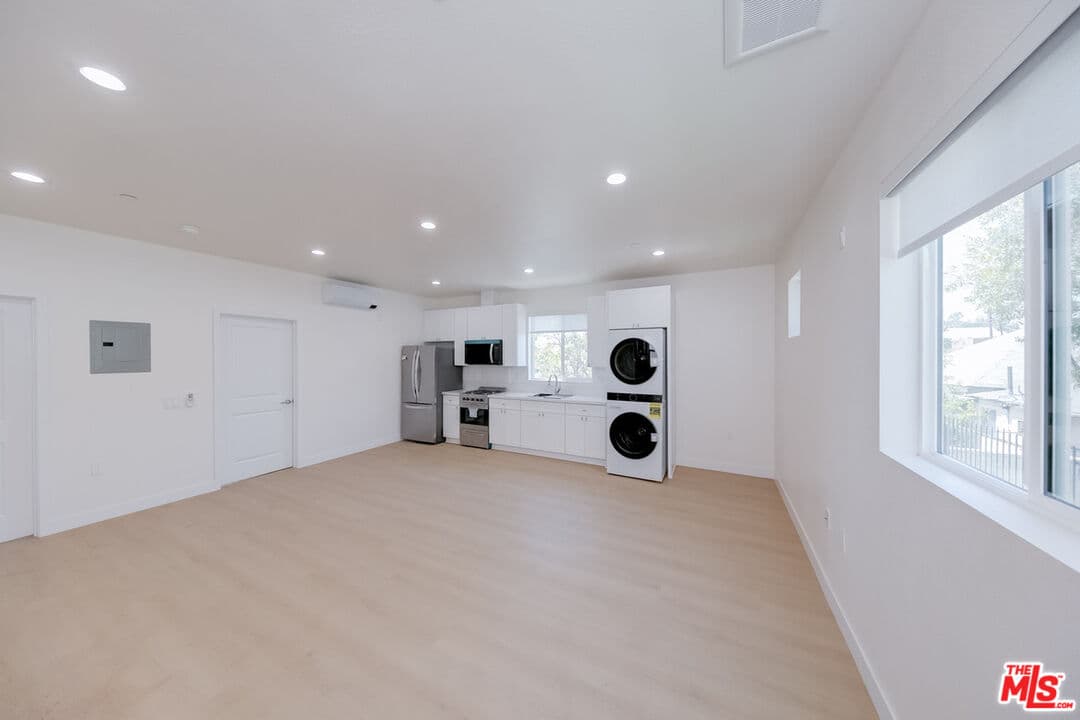 2 bd, 2 ba Apartment in Los Angeles, CA — $2,300/mo — photo 2