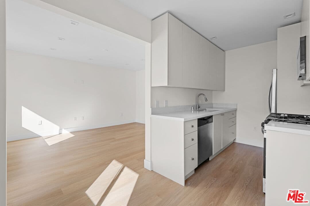 1 bd, 1 ba Townhouse in Los Angeles, CA — $2,585/mo — photo 2