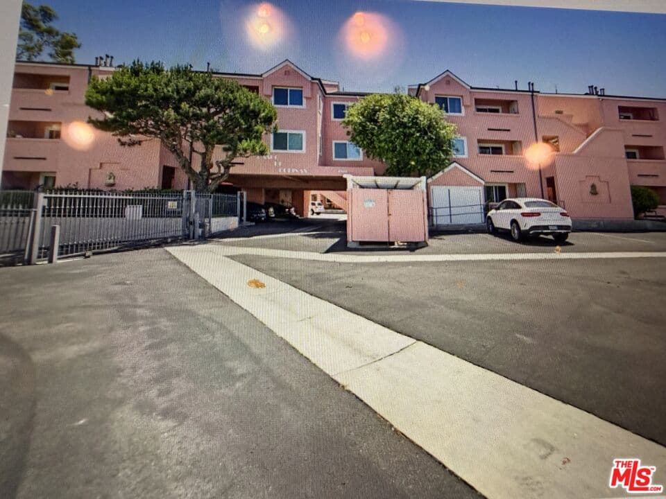 2 bd, 1 ba Apartment in Los Angeles, CA — $2,700/mo — photo 1
