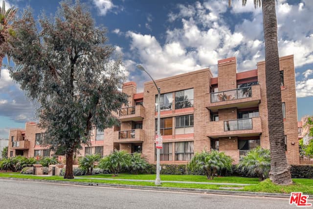 2 bd, 2 ba Condo in Beverly Hills, CA — $4,750/mo — photo 2