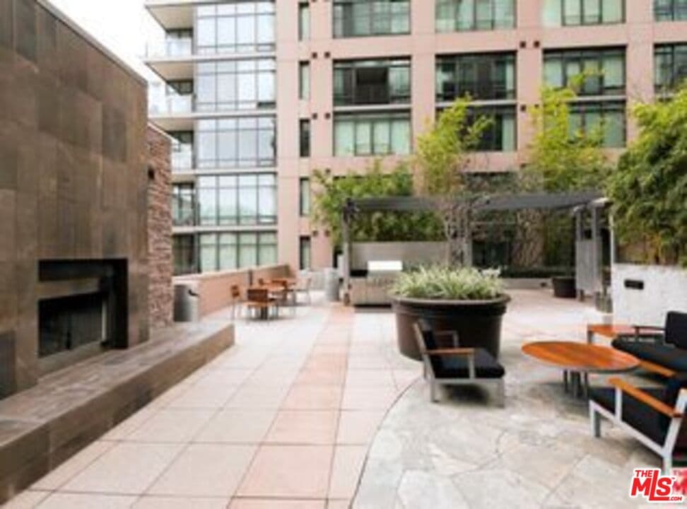 1 bd, 1 ba Condo in Los Angeles, CA — $3,050/mo — photo 2