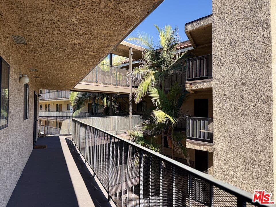1 bd, 1 ba Condo in Los Angeles, CA — $2,450/mo — photo 2