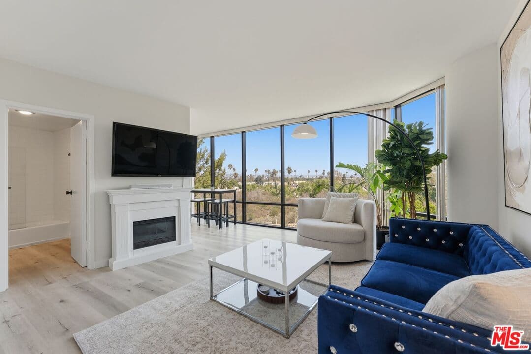 1 bd, 1 ba Condo in Marina Del Rey, CA — $3,995/mo — photo 2