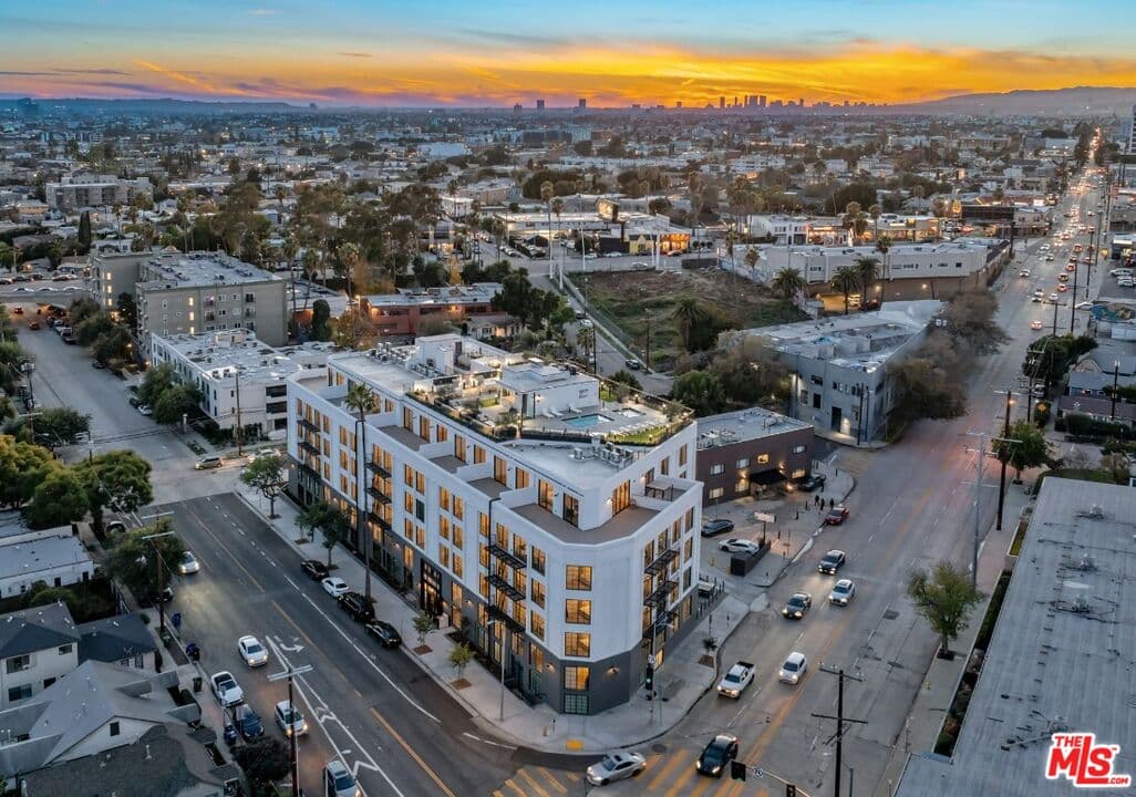 5 bd, 4 ba Apartment in Los Angeles, CA — $5,695/mo — photo 2